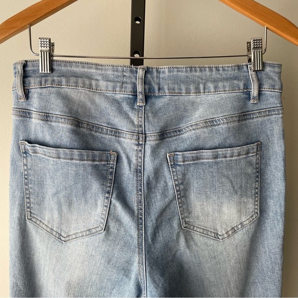 Frank Lyman Pearl Rhinestone Embellished Light Wash Denim Jeans Size Medium - Picture 3 of 8